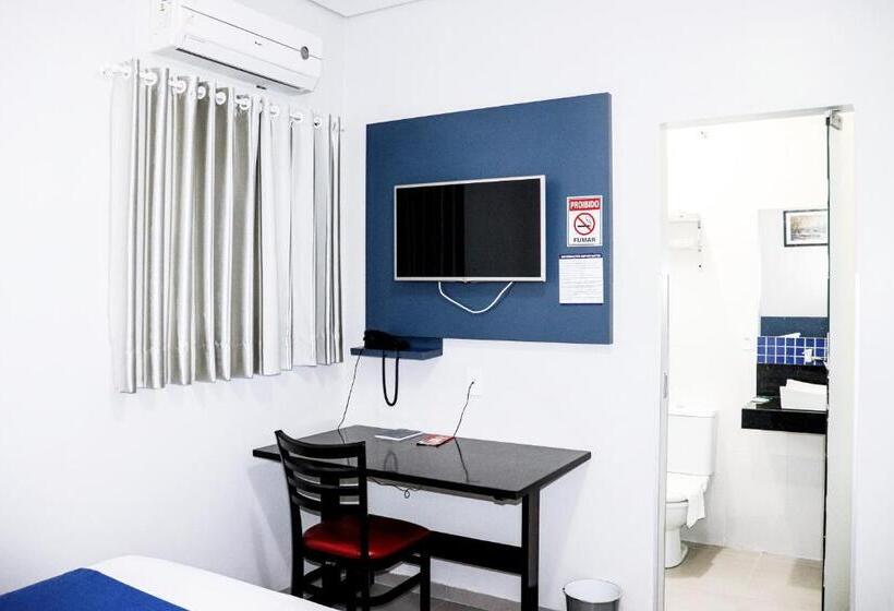 חדר סטנדרט לשלושה, Paris