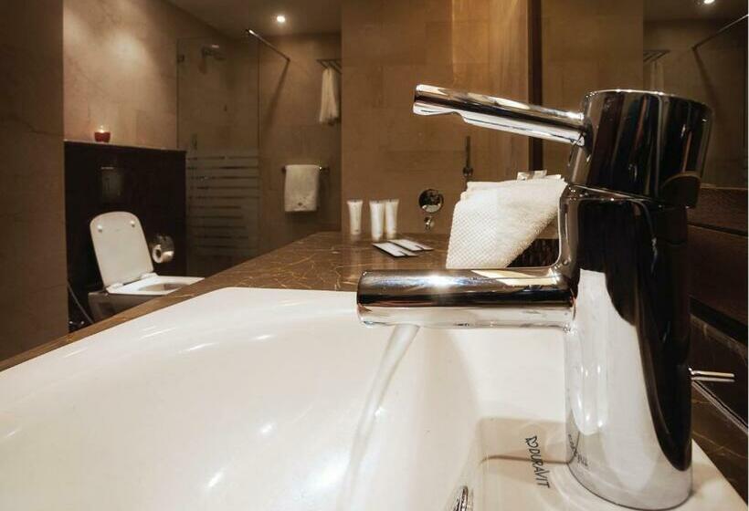 اتاق سوپریور, Seven Roses