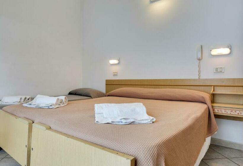 اتاق استاندارد سه نفره, Smile