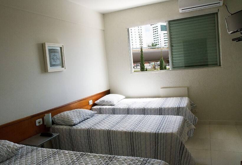 חדר סטנדרט לשלושה, Uberpalace