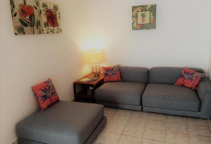 דירת חדר נוף לים, Wild Orchid