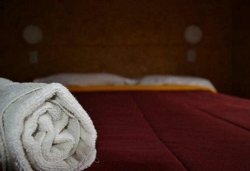 اتاق استاندارد, Moving Hostel Travel Bar