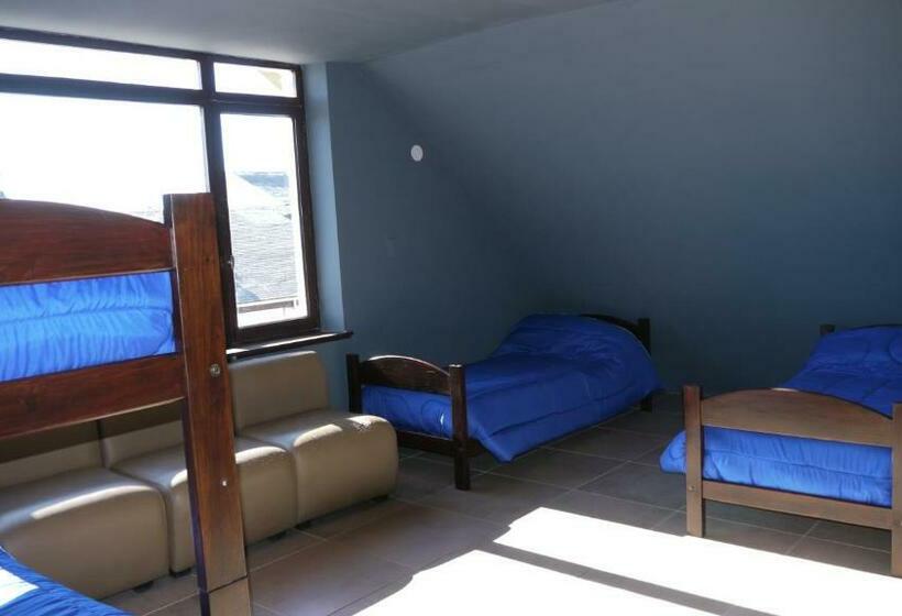 تختخواب در اتاق مشترک, Moving Hostel Travel Bar