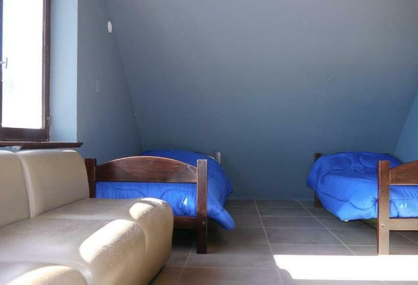 공동 객실, Moving Hostel Travel Bar