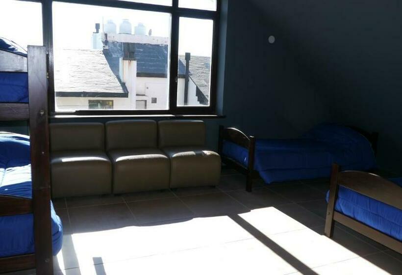 تختخواب در اتاق مشترک, Moving Hostel Travel Bar