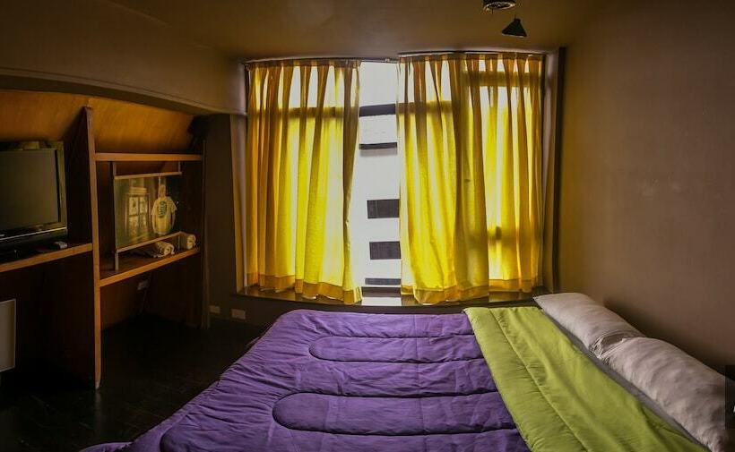 اتاق استاندارد با سرویس بهداشتی مشترک, Moving Hostel Travel Bar