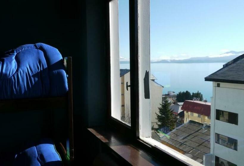 تختخواب در اتاق مشترک, Moving Hostel Travel Bar