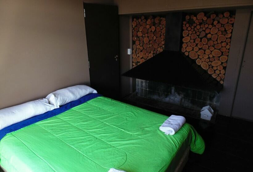 اتاق استاندارد با سرویس بهداشتی مشترک, Moving Hostel Travel Bar