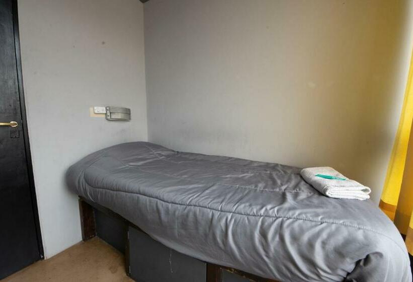 اتاق استاندارد با سرویس بهداشتی مشترک, Moving Hostel Travel Bar