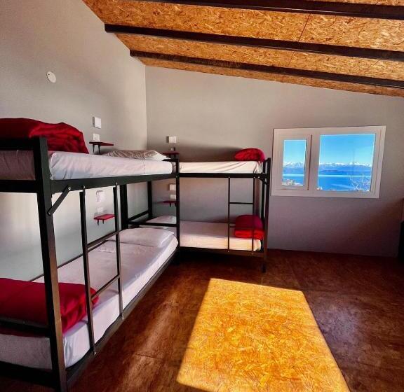 تختخواب در اتاق مشترک, Moving Hostel Travel Bar