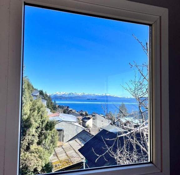 تختخواب در اتاق مشترک, Moving Hostel Travel Bar