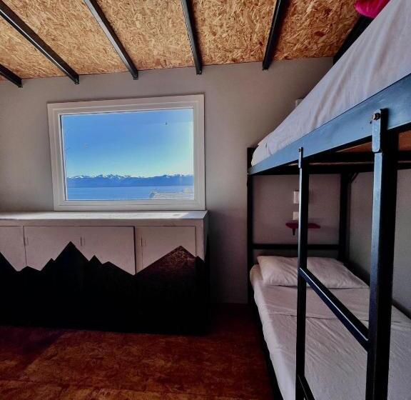 تختخواب در اتاق مشترک, Moving Hostel Travel Bar