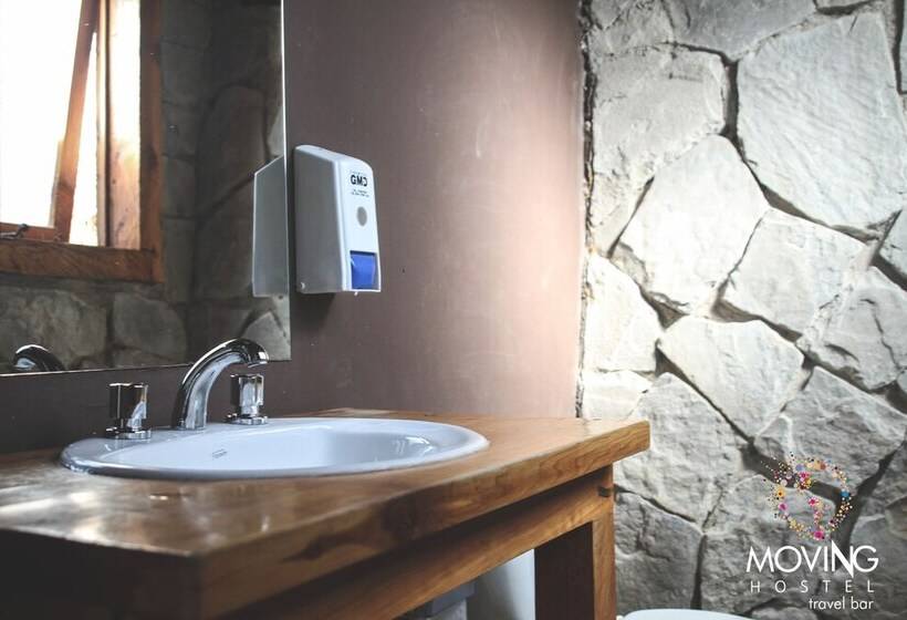 اتاق استاندارد با سرویس بهداشتی مشترک, Moving Hostel Travel Bar