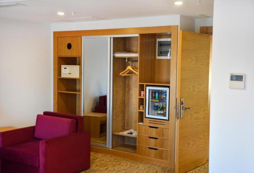 家庭间, Bacacan Otel