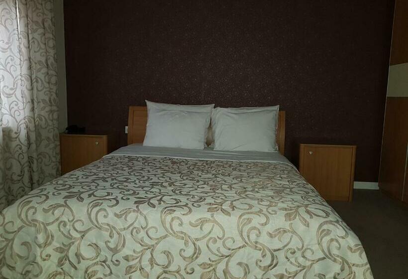 اتاق استاندارد, Dvor