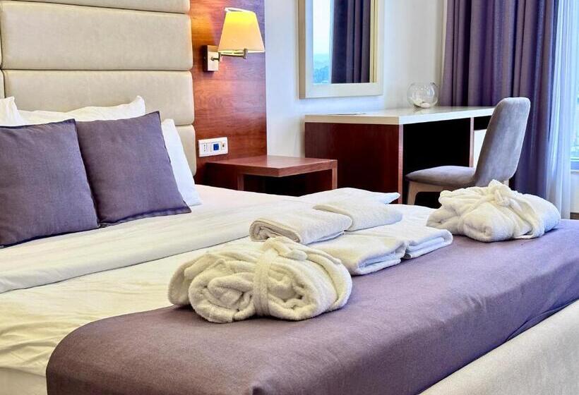 اتاق سه نفره دلوکس با چشم‌انداز دریا, Porto Sole