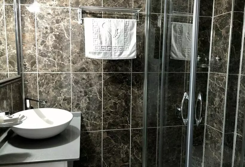 Cameră Familiară, Fuat