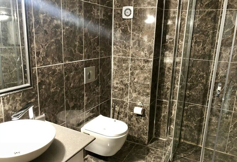 اتاق استاندارد سه نفره, Fuat