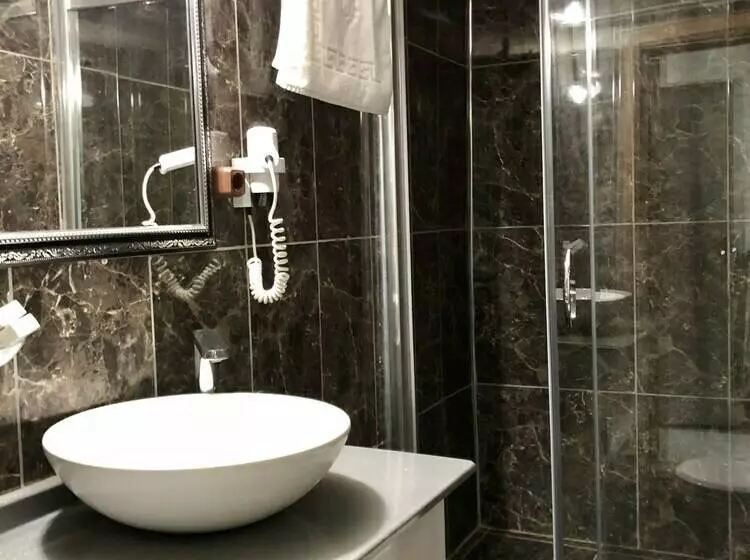 Cameră Triplă Standard, Fuat