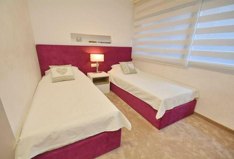 اتاق خانوادگی, Hermes Budva