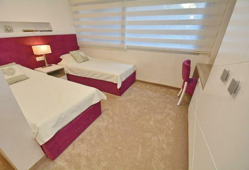 اتاق خانوادگی, Hermes Budva