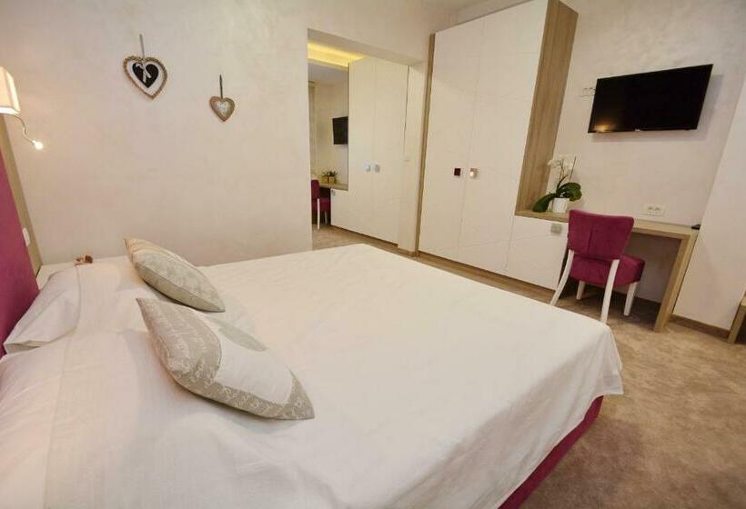 اتاق خانوادگی, Hermes Budva