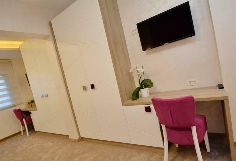 اتاق خانوادگی, Hermes Budva