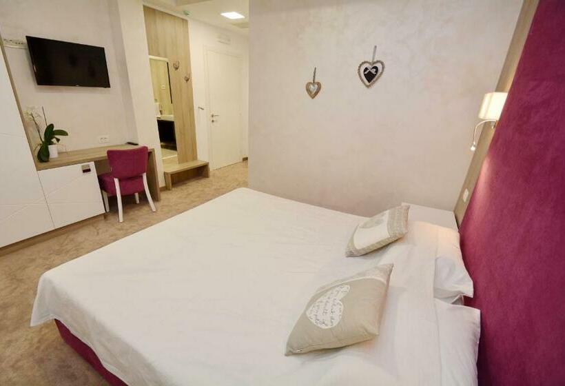 اتاق خانوادگی, Hermes Budva