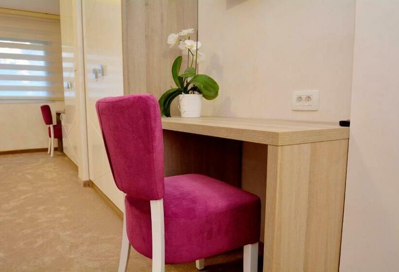 اتاق خانوادگی, Hermes Budva