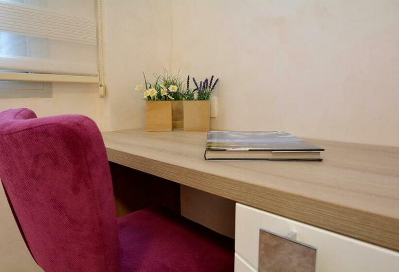 اتاق خانوادگی, Hermes Budva