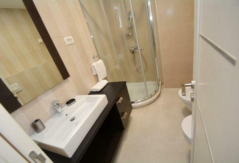 اتاق خانوادگی, Hermes Budva