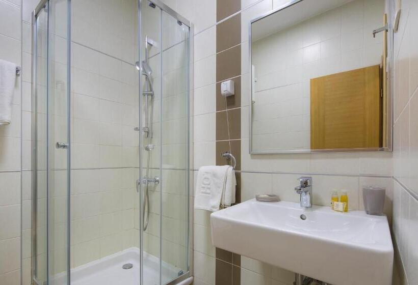 اتاق راحتی سه تخته, Hermes Budva