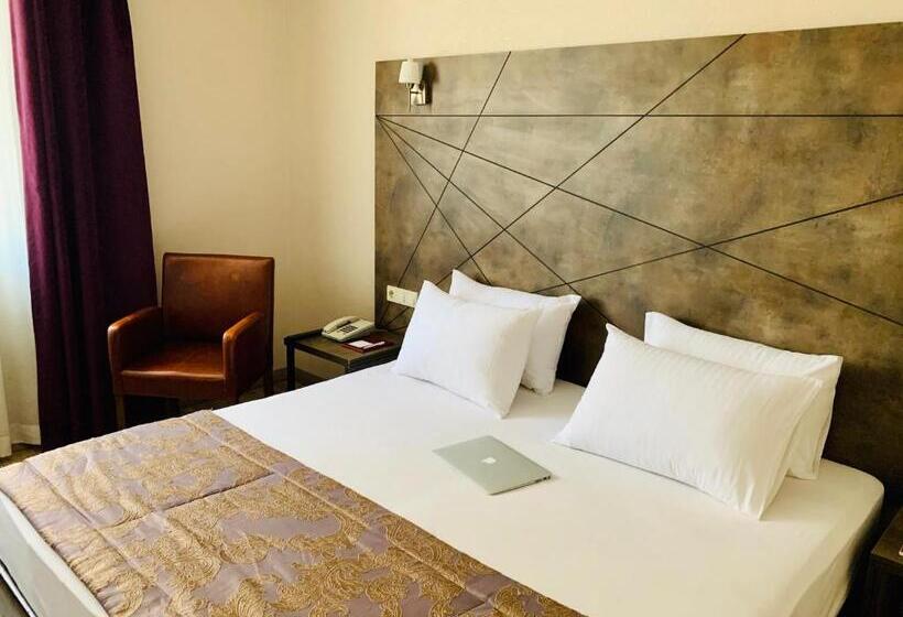 标准单人间, Hostapark