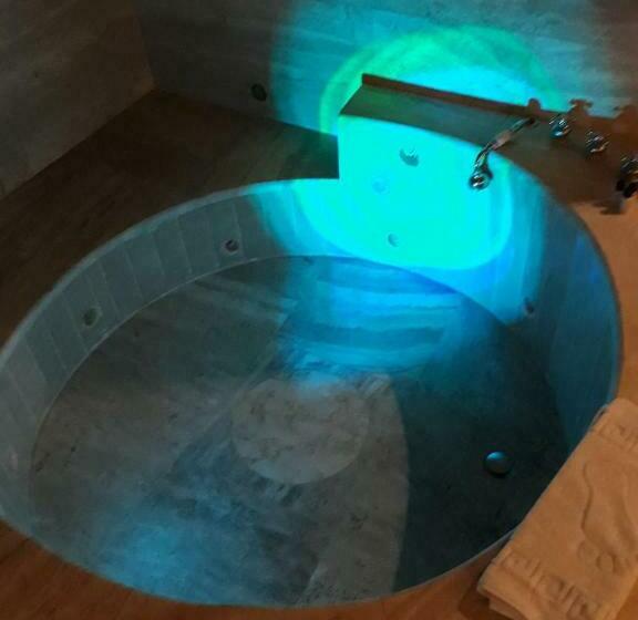 Полулюкс, Oread Cave Suites