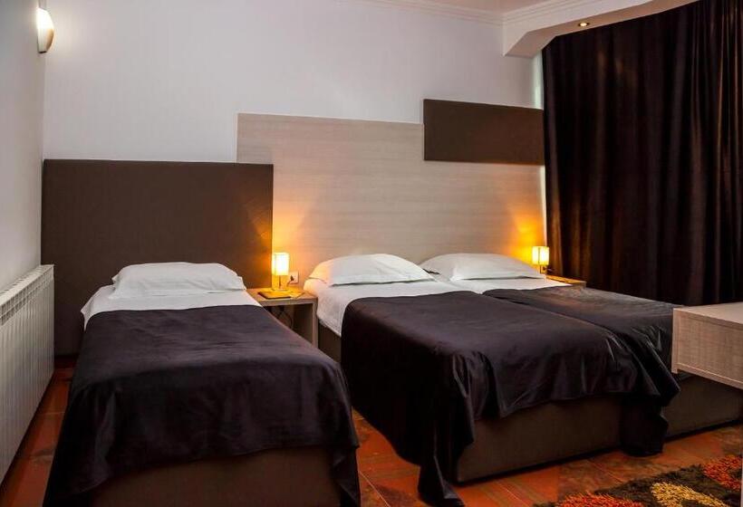 اتاق استاندارد سه نفره, S