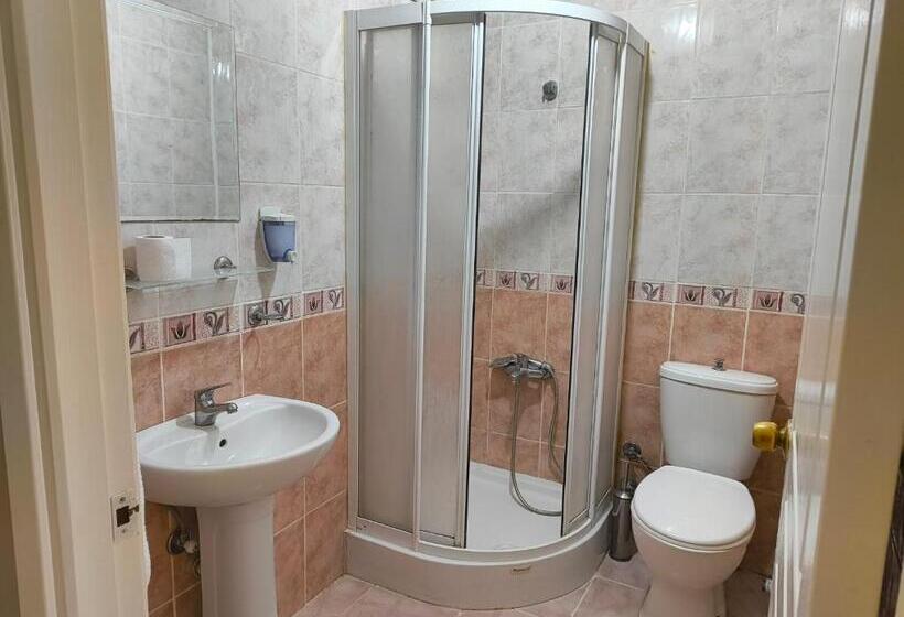 Camera Tripla Classica, Taç Home