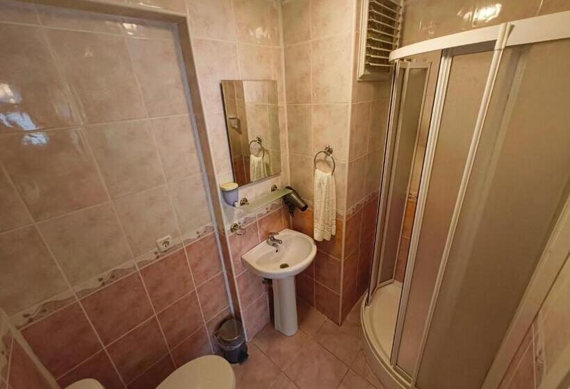 Camera Quadrupla Economy, Taç Home