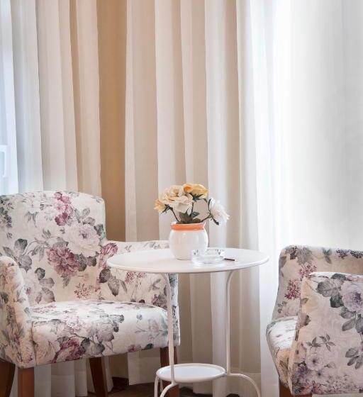 جناح جونيور مطلّ علي البحر, Olbios Marina Resort