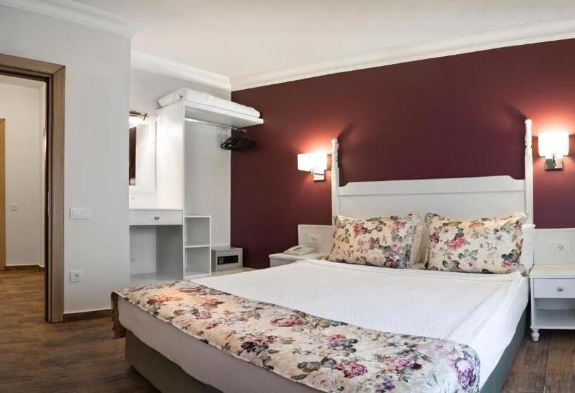 جناح, Olbios Marina Resort