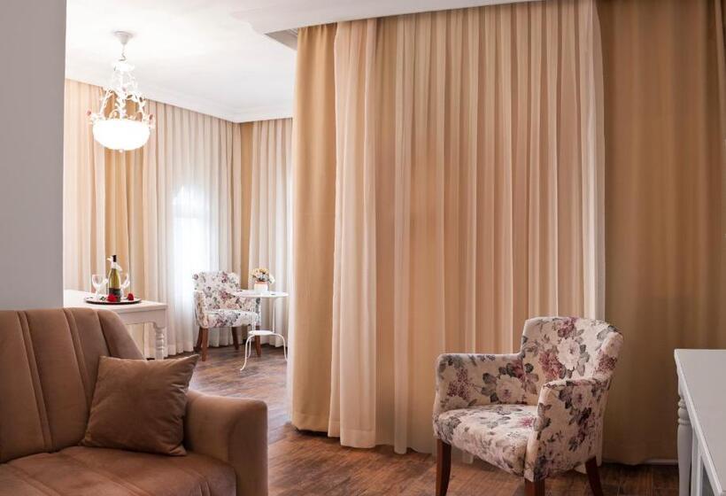 جناح, Olbios Marina Resort