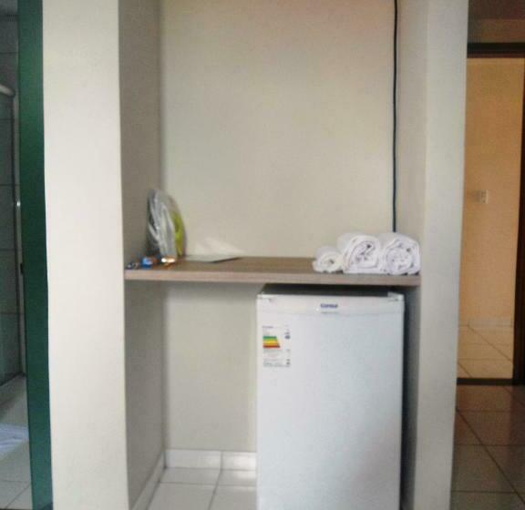 غرفة قياسية رباعية, Borges