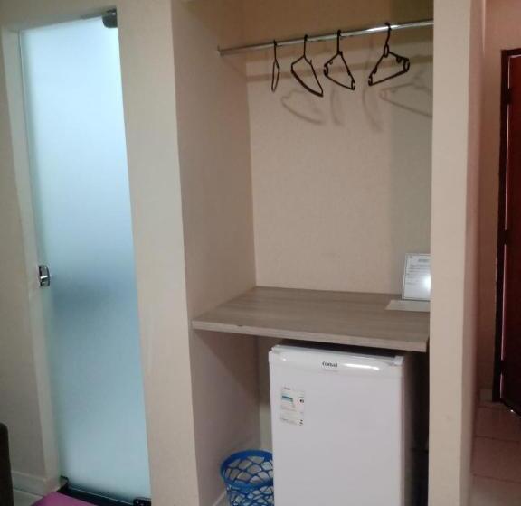 غرفة قياسية, Borges