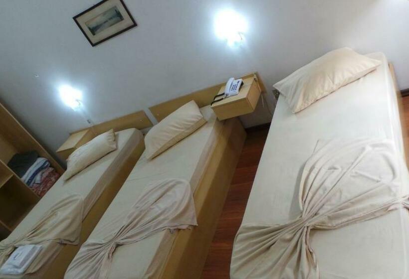 标准三人间, St. John