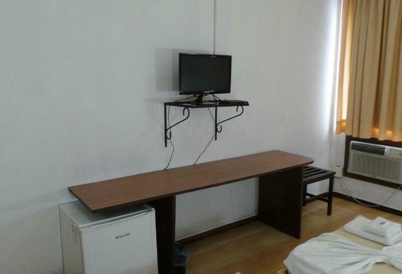 标准三人间, St. John