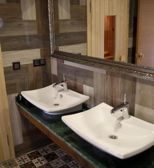 سوئیت با تخت بزرگ, Neba Royal