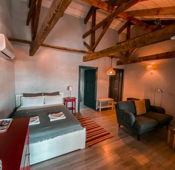 디럭스 스위트, Attalos Suites