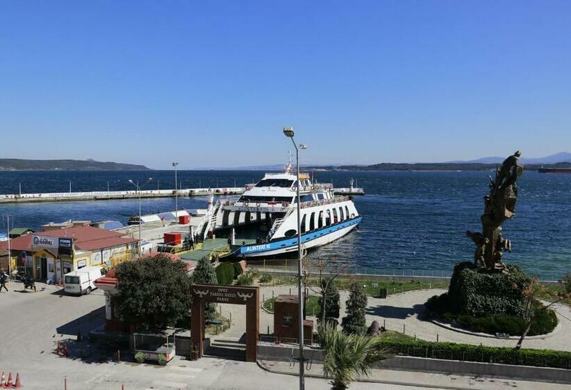 غرفة عائلية مطلّة علي البحر, Ece