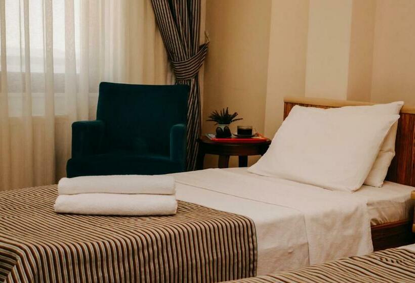 غرفة عائلية مطلّة علي البحر, Ece