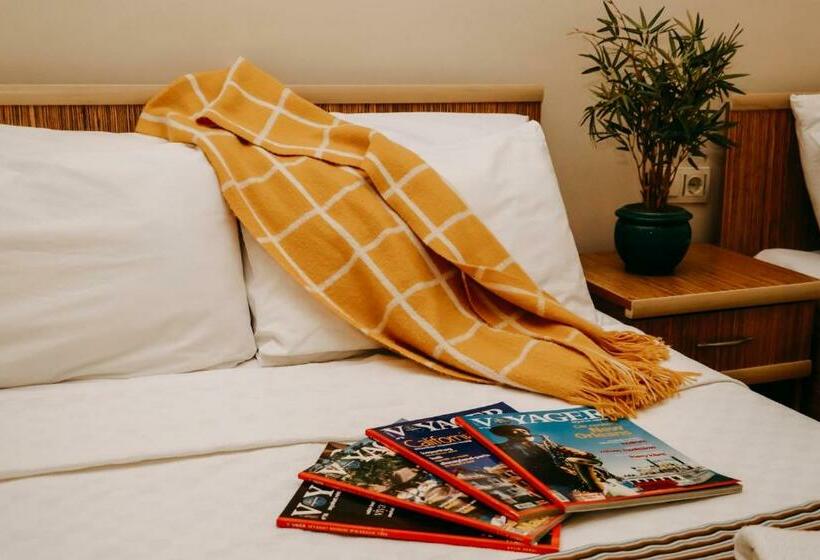 غرفة عائلية مطلّة علي البحر, Ece