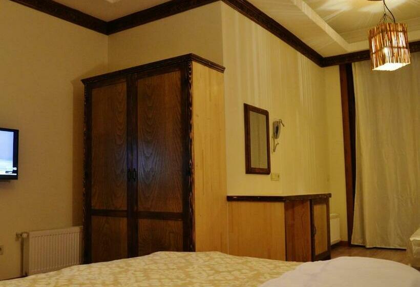 חדר לארבעה סטנדרטי עם מרפסת, Mersu A La